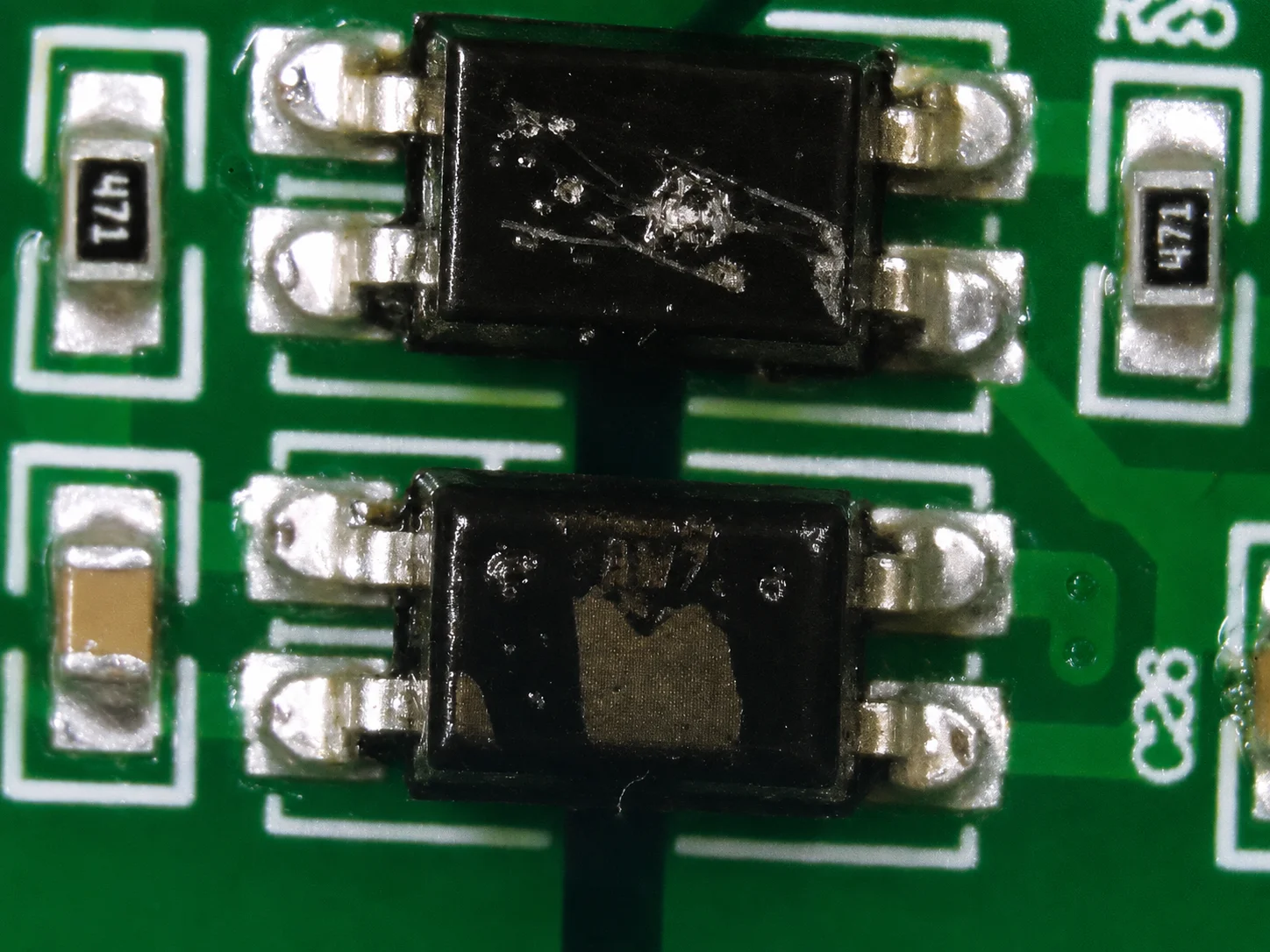 Naprawa elementów elektronicznych pod powiększeniem